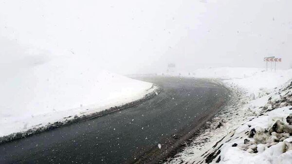 Снег на межгородской трассе - Sputnik Արմենիա