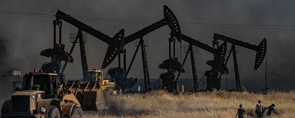 Люди сражаются с огнем рядом с нефтяной скважиной на сельскохозяйственном поле в городе Аль-Кахтания недалеко от сирийско-турецкой границы (10 июня 2019). Сирия - Sputnik Армения