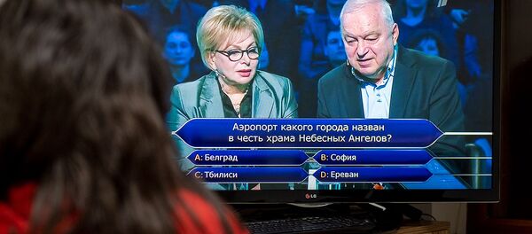 Девушка смотрит программу Кто хочет стать миллионером - Sputnik Արմենիա