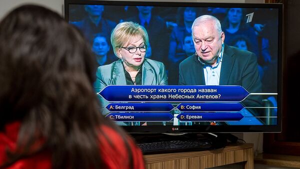 Девушка смотрит программу Кто хочет стать миллионером - Sputnik Армения