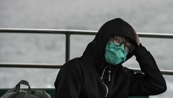 Пассажирка в защитной маске на палубе пассажирского парома в Гонконге. - Sputnik Армения