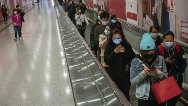 Пассажиры в защитных масках на станции метро в Гонконге. - Sputnik Армения