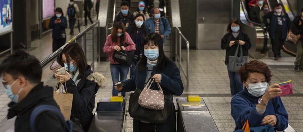 Пассажиры в защитных масках на станции метро в Гонконге. - Sputnik Армения