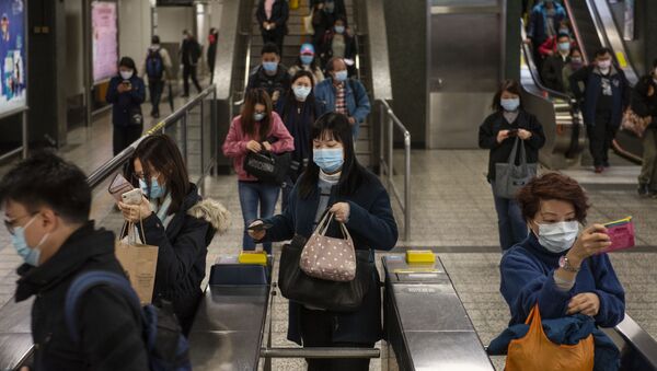 Пассажиры в защитных масках на станции метро в Гонконге. - Sputnik Արմենիա
