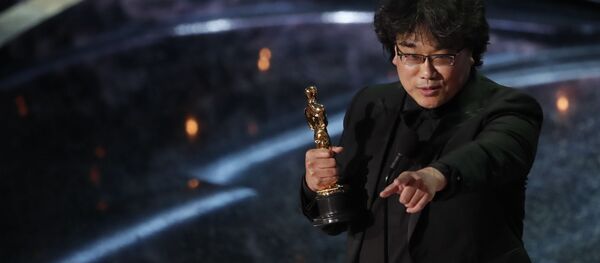Режиссер Бонг Чжун Хо получает премию Оскар за лучший иностранный фильм Паразиты (Южная Корея) на 92-й церемонии Оскар (9 февраля 2020). Голливуд - Sputnik Արմենիա