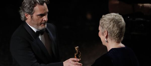 Хоакин Феникс получает Оскар за Лучшую мужскую роль в фильме Джокер на 92-й церемонии Оскар (9 февраля 2020). Голливуд Хоакин Феникс получает Оскар за Лучшую мужскую роль в фильме Джокер на 92-й церемонии Оскар (9 февраля 2020). Голливуд - Sputnik Армения