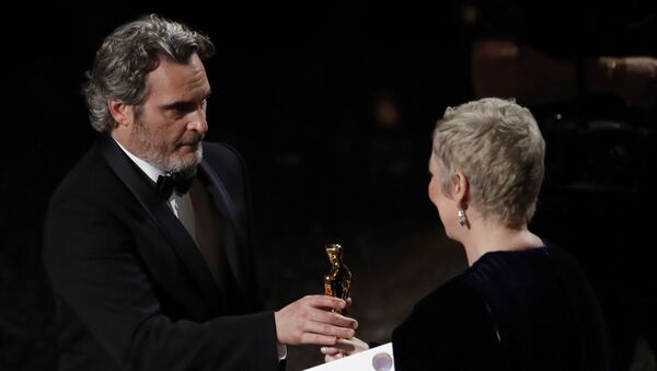 Хоакин Феникс получает Оскар за Лучшую мужскую роль в фильме Джокер на 92-й церемонии Оскар (9 февраля 2020). Голливуд - Sputnik Արմենիա