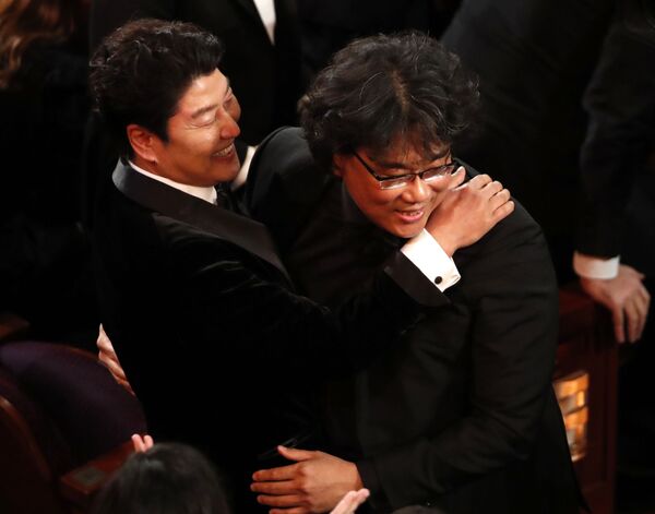 Том Хэнкс отжался, Брэд Питт пошутил: курьезы, мемы и неожиданности церемонии Оскар - Sputnik Армения