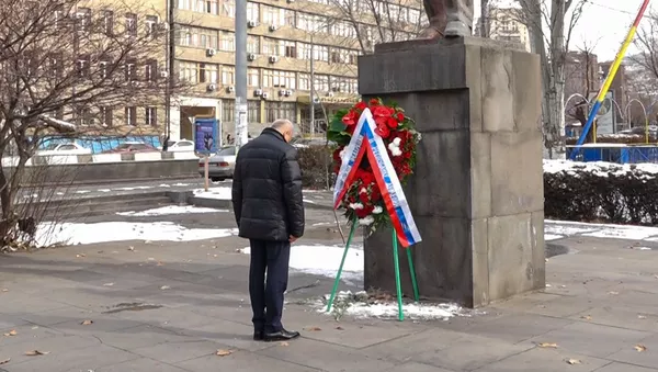 Посол России в Армении Сергей Копыркин возлагает венок к памятнику Грибоедова (10 февраля 2020). Еревaн - Sputnik Армения