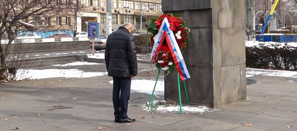 Посол России в Армении Сергей Копыркин возлагает венок к памятнику Грибоедова (10 февраля 2020). Еревaн - Sputnik Армения