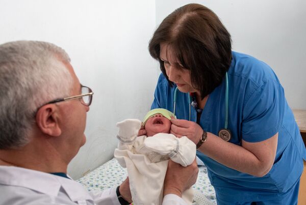 В Ереване провели уникальную операцию по удалению огромной опухоли у новорожденного - Sputnik Армения