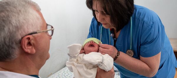 Директор МЦ Сурб Аствацамайр Николай Даллакян представляет подробности успешно прошедшей редчайшей операции (10 февраля 2020). Еревaн Директор МЦ Сурб Аствацамайр Николай Даллакян представляет подробности успешно прошедшей редчайшей операции (10 февраля 2020). Еревaн - Sputnik Արմենիա