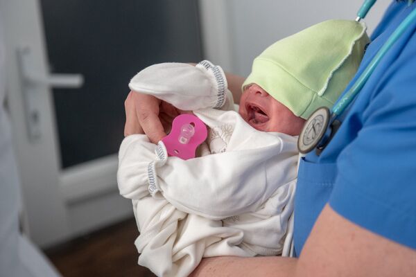 В Ереване провели уникальную операцию по удалению огромной опухоли у новорожденного - Sputnik Армения