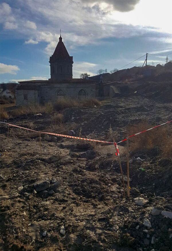 Стройка на костях: средневековое кладбище рядом с армянским храмом в Феодосии можно спасти - Sputnik Армения