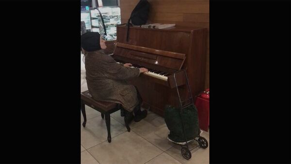 Бабуля с тележкой зашла в Starbucks и виртуозно исполнила музыку Арно Бабаджаняна - Sputnik Արմենիա