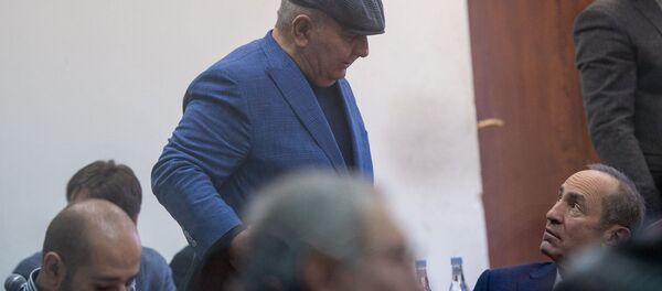 Бывший начальник генштаба ВС РА Юрий Хачатуров и Роберт Кочарян (л-п) на судебном заседании по делу 1-го марта (11 февраля 2020). Еревaн - Sputnik Արմենիա