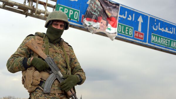 Военнослужащий Сирийской арабской армии (САА) в освобожденном от боевиков террористической группировки ИГ городе Мааррат-эн-Нууман в Сирии (10 февраля 2020). - Sputnik Армения