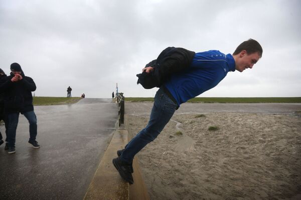 Мужчину сносит шквальным ветром во время шторма Сиара в Нидерландах  - Sputnik Армения