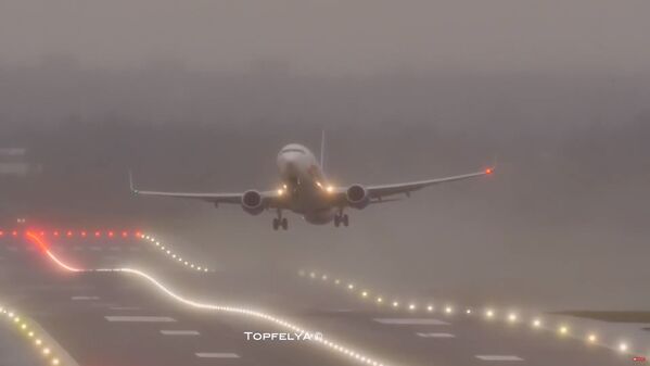 Самолет во время сложной посадки из-за шторма Сиара в аэропорту Бирмингема - Sputnik Армения