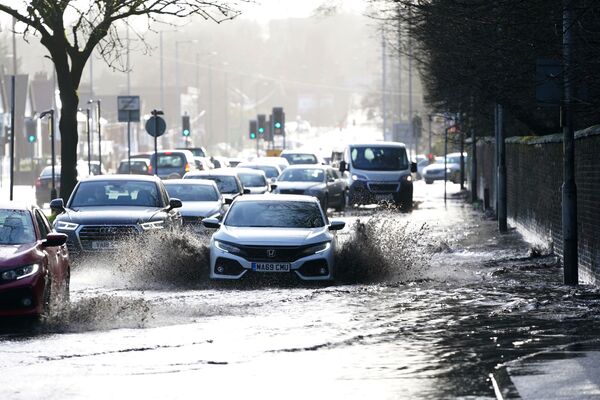 Машины едут по затопленной дороге в Манчестере после прохождения шторма - Sputnik Армения