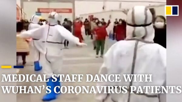 Медицинский персонал танцует с карантинными пациентами в Ухане - Sputnik Армения