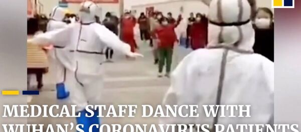 Медицинский персонал танцует с карантинными пациентами в Ухане - Sputnik Армения
