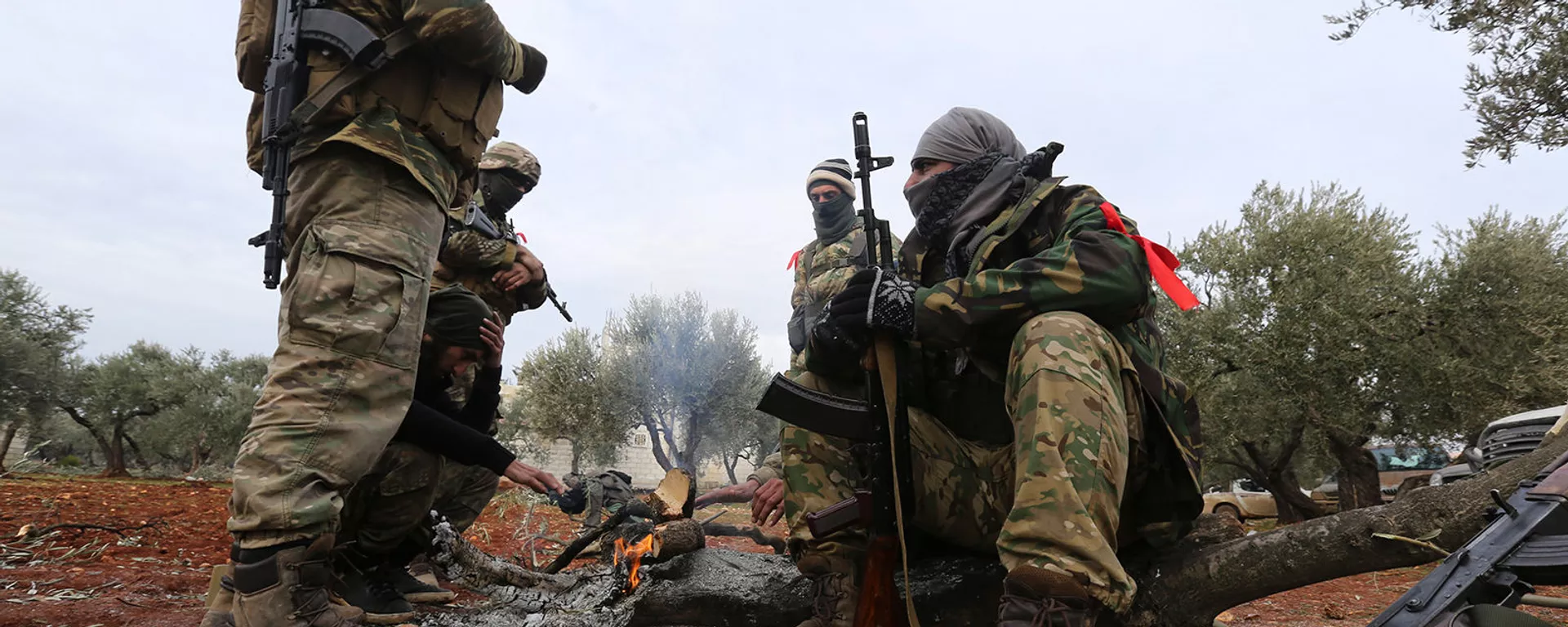 Поддерживаемые Турцией сирийские боевики готовятся выйти на линию фронта в провинции Идлиб (11 февраля 2020). Сирия - Sputnik Армения, 1920, 06.05.2021