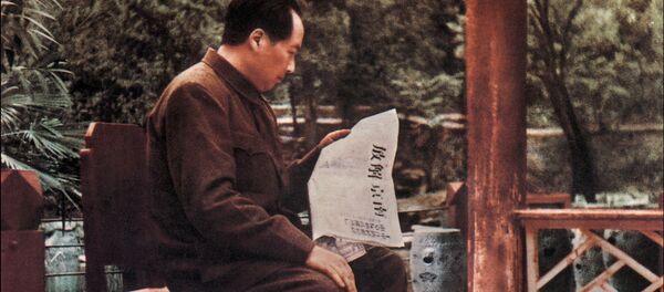 Мао Цзэдун читает новости о политическом захвате Нанкина китайскими коммунистами в апреле 1949 года. - Sputnik Արմենիա