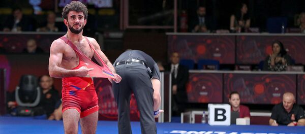 Геворг Гарибян празднует победу в финальном поединке над борцом Керемом Кемалем на Чемпионате Европы по греко-римской борьбе (12 февраля 2020). Рим - Sputnik Արմենիա