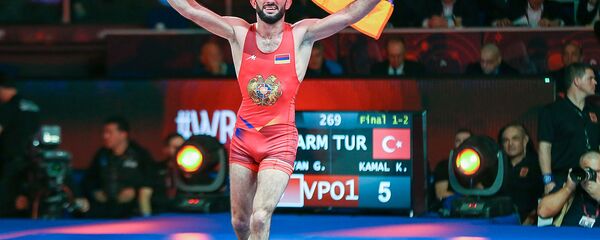 Геворг Гарибян празднует победу в финальном поединке над борцом Керемом Кемалем на Чемпионате Европы по греко-римской борьбе (12 февраля 2020). Рим Геворг Гарибян празднует победу в финальном поединке над борцом Керемом Кемалем на Чемпионате Европы по греко-римской борьбе (12 февраля 2020). Рим - Sputnik Армения