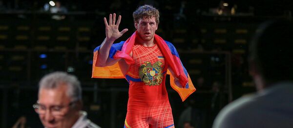 Артур Алексанян празднует победу над борцом Николозом Нахелашвили на ЧЕ по греко-римской борьбе (12 февраля 2020). Рим - Sputnik Արմենիա