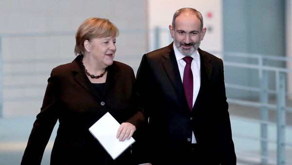 Канцлер Германии Ангела Меркель (слева) и премьер-министр Армении Никол Пашинян перед встречей в канцелярии (13 февраля 2020).  Берлин - Sputnik Արմենիա