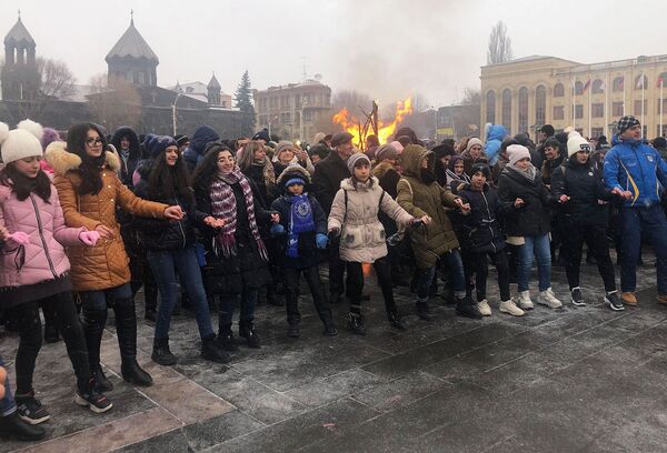 Ավստրիացի նորապսակները Գյումրիում հիացան Տրնդեզով և թռան կրակի վրայով. տեսանյութ Ավստրիացի նորապսակները Գյումրիում հիացան Տրնդեզով և թռան կրակի վրայով. տեսանյութ - Sputnik Արմենիա