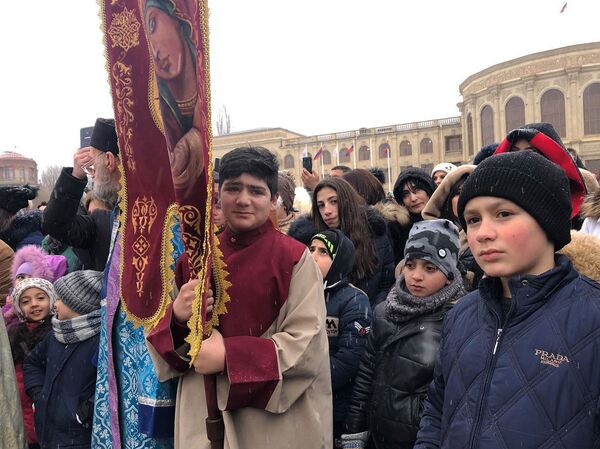 Ավստրիացի նորապսակները Գյումրիում հիացան Տրնդեզով և թռան կրակի վրայով. տեսանյութ Ավստրիացի նորապսակները Գյումրիում հիացան Տրնդեզով և թռան կրակի վրայով. տեսանյութ - Sputnik Արմենիա