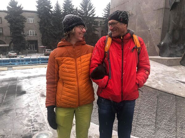 Ավստրիացի նորապսակները Գյումրիում հիացան Տրնդեզով և թռան կրակի վրայով. տեսանյութ Ավստրիացի նորապսակները Գյումրիում հիացան Տրնդեզով և թռան կրակի վրայով. տեսանյութ - Sputnik Արմենիա