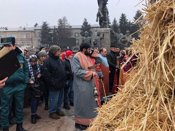 Ավստրիացի նորապսակները Գյումրիում հիացան Տրնդեզով և թռան կրակի վրայով. տեսանյութ Ավստրիացի նորապսակները Գյումրիում հիացան Տրնդեզով և թռան կրակի վրայով. տեսանյութ - Sputnik Արմենիա