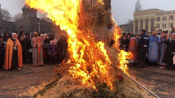 Ավստրիացի նորապսակները Գյումրիում հիացան Տրնդեզով և թռան կրակի վրայով. տեսանյութ Ավստրիացի նորապսակները Գյումրիում հիացան Տրնդեզով և թռան կրակի վրայով. տեսանյութ - Sputnik Արմենիա