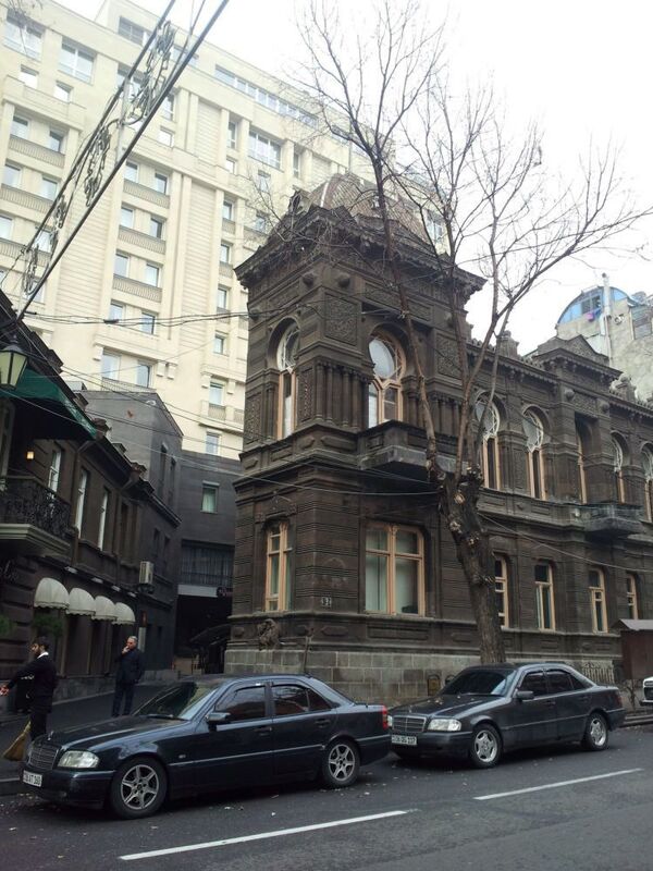 Невероятное сходство, или В чем загадка каменных двойников в Ереване и Тбилиси - Sputnik Армения