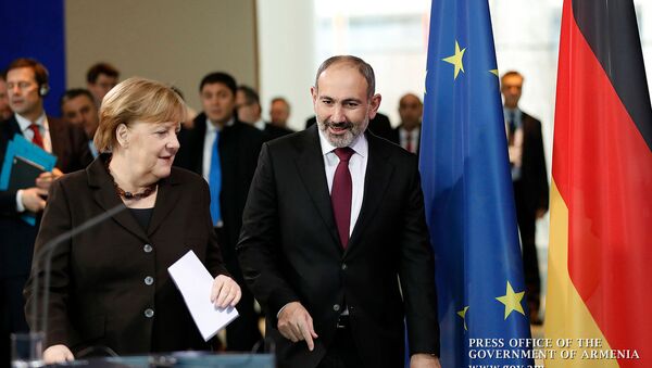 Премьер-министр Армении Никол Пашинян и канцлер Германии Ангела Меркель перед встречей в канцелярии (13 февраля 2020). Берлин - Sputnik Армения