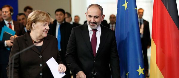 Премьер-министр Армении Никол Пашинян и канцлер Германии Ангела Меркель перед встречей в канцелярии (13 февраля 2020). Берлин - Sputnik Армения