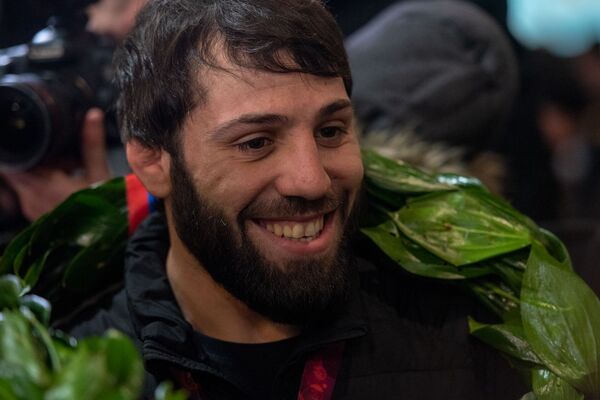 Сборную Армении по греко-римской борьбе с триумфом встретили в аэропорту - Sputnik Армения