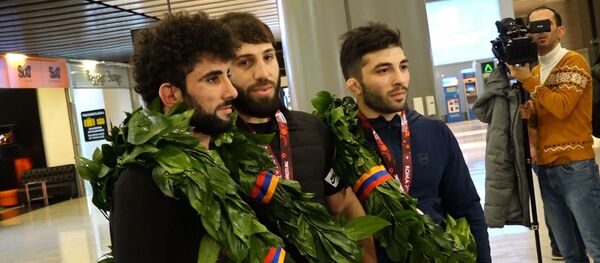 «Զվարթնոց» օդանավակայանում դիմավորում եմ հաղթանակած ըմբշամարտիկներին «Զվարթնոց» օդանավակայանում դիմավորում եմ հաղթանակած ըմբշամարտիկներին - Sputnik Արմենիա