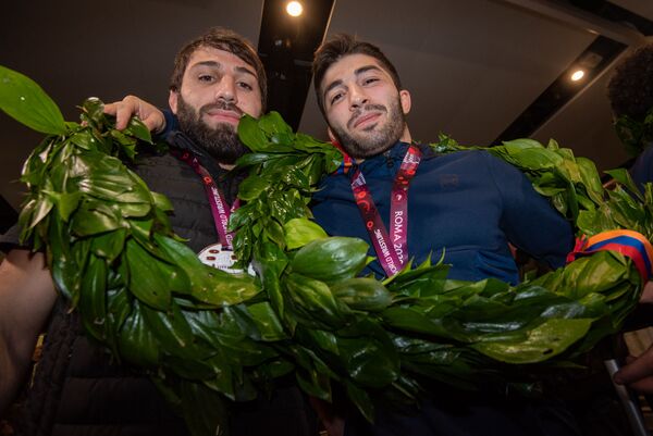 Ըմբշամարտիկները վերադարձան. «Զվարթնոցում» նրանց դիմավորեցին չեմպիոններին վայել ձևով - Sputnik Արմենիա