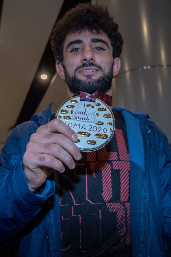 Ըմբշամարտիկները վերադարձան. «Զվարթնոցում» նրանց դիմավորեցին չեմպիոններին վայել ձևով - Sputnik Արմենիա