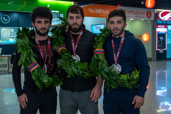 Ըմբշամարտիկները վերադարձան. «Զվարթնոցում» նրանց դիմավորեցին չեմպիոններին վայել ձևով - Sputnik Արմենիա