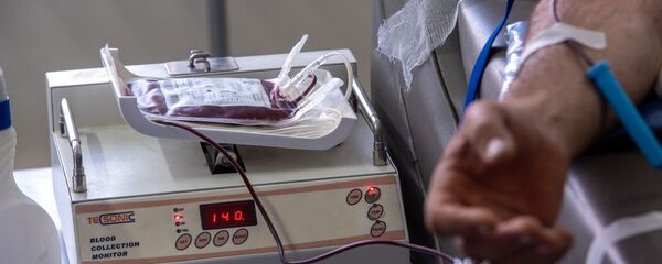 Сотрудники строительной компании добровольно сдают кровь в гематологическом центре имени Р.Йоляна (14 февраля 2020). Еревaн - Sputnik Армения