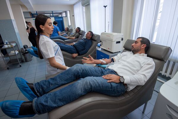 Армянская группа крови: строители стали донорами для онкобольных детей - Sputnik Армения