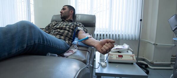 Сотрудники строительной компании добровольно сдают кровь в гематологическом центре имени Р.Йоляна (14 февраля 2020). Еревaн - Sputnik Армения