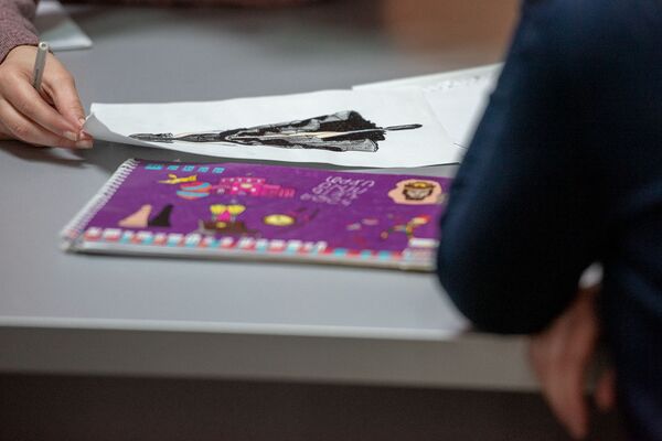 Из миллиона увлечений: как 15-летняя армянка создает платья мечты Из миллиона увлечений: как 15-летняя армянка создает платья мечты - Sputnik Армения