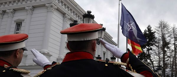 Македонские солдаты салютуют во время поднятия флага НАТО перед зданием правительства (12 февраля 2020). Скопье - Sputnik Արմենիա